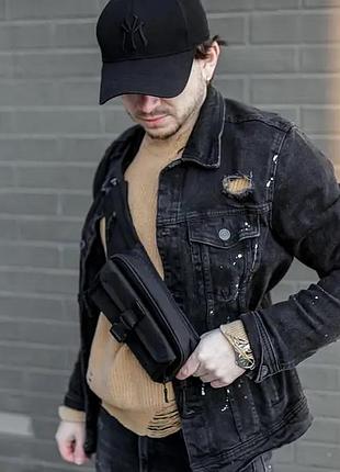 Черная джинсовая куртка с брызгами краски