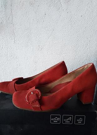 Червоні черевики