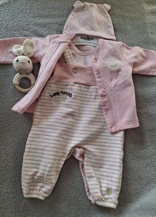 Нежный розовый комплект для девочки: распашонка, кофточка, шапочка, комбинезон
