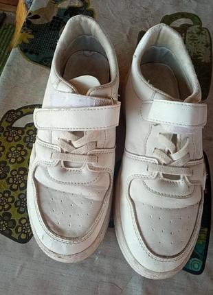 Кросівки білі,стан норм