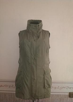 Симпатична, нейлонова жилетка, квіти хакі, подовжена на підкладці.