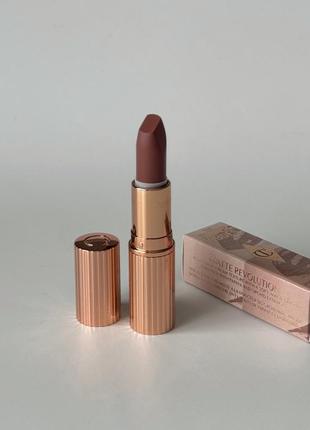 Матова нюдова персикова коричнева стійка кремова помада для губ charlotte tilbury the super nudes lipstick catwalking super fabulous
