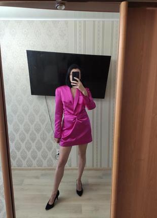 Платье- пиджак zara, эффектное, сексуальное, в красивом цвете фуксия, ткань держит форму, платье с подкладкой, сзади на молнии, рукава с разрезами