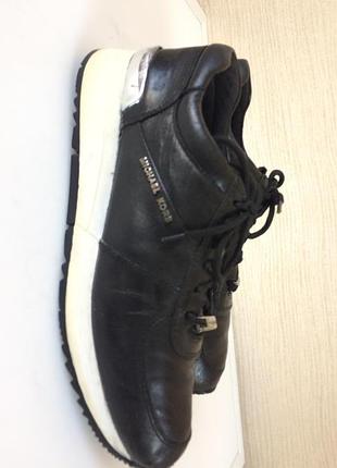 Женские кожаные черные кроссовки на белой подошве michael kors