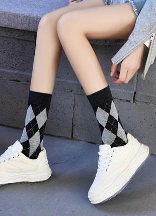 Носки в клетку средней длины