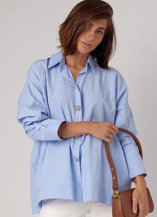 Голубая блузка, рубашка oversize украшена пуговицами со стразами