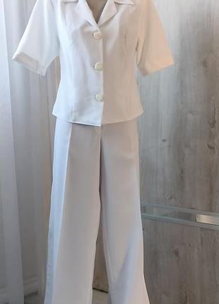 Білий брючний костюм .(штани палацо)
тканина -габардин.