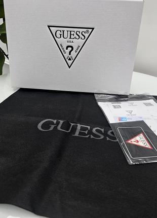 Фирменная упаковка guess, упаковка на подарок. подарочная брендовая упаковка гесс