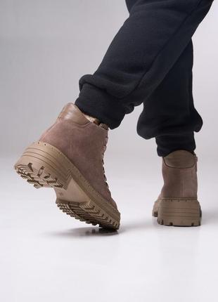 Бежевые замшевые ботинки с кожаными вставками, размер 40