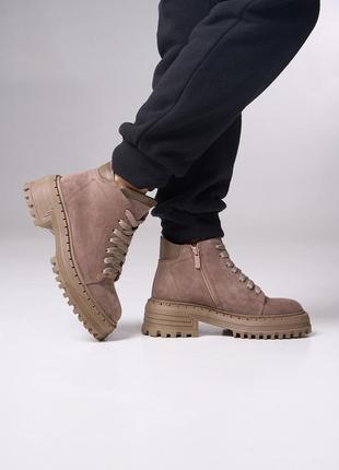 Бежевые замшевые ботинки с кожаными вставками, размер 40