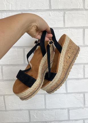 Жіночі босоніжки на платформі