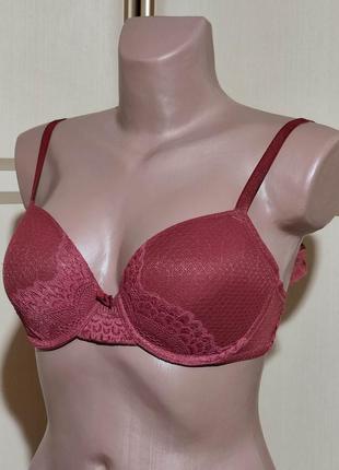 Бюстгальтер з формованою поролоновою чашкою на кісточках