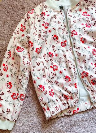 Нежная ветровка в цветочный принт