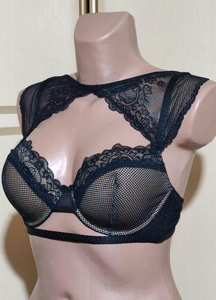 Бюстгальтер з формованою поролоновою чашкою на кісточках