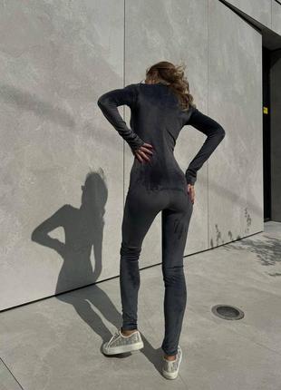 Нереально стильный велюровый комбез