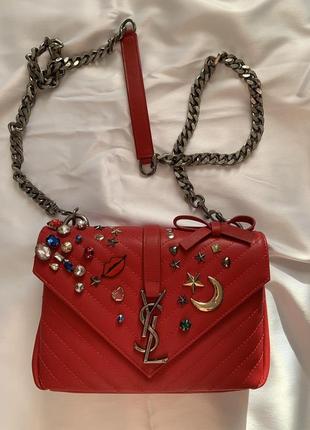 Сумка ysl красного цвета с камнями, кожа