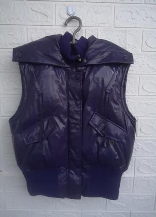 Теплая безрукавка размер s жилетка