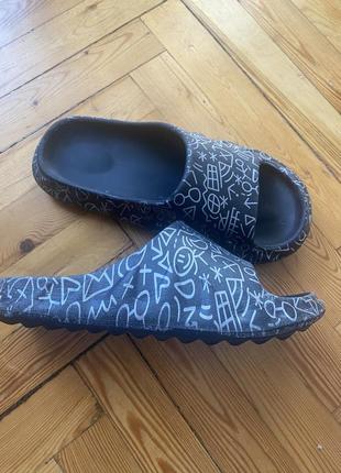 Резиновые шлепанцы