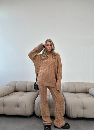 Костюм женский (свитер, брюки) из трикотажа бежевого цвета