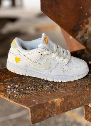 Nike air force dunk low yellow heart