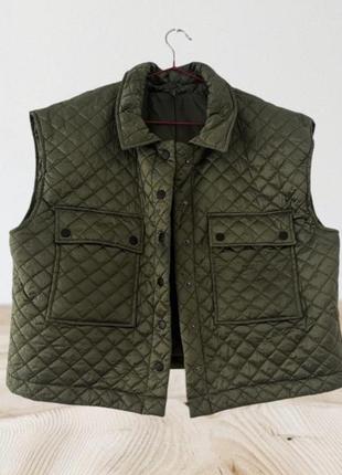 Безрукавка стеганная беж зеленее хаки укороченная женская