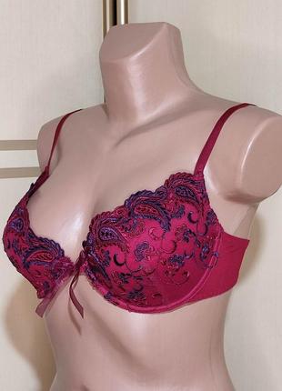 Бюстгальтер з формованою поролоновою чашкою на кісточках