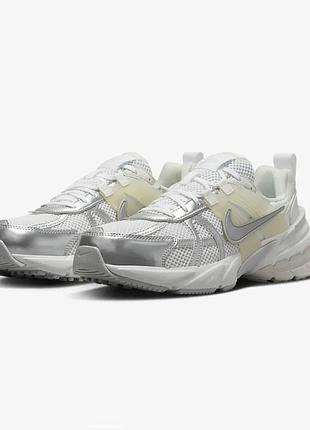 Спортивні кросівки