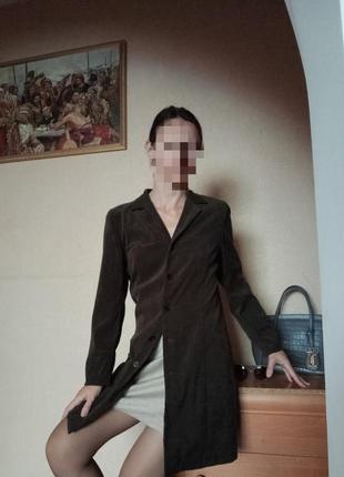 Тренд: коричневий подовжений піджак під замш