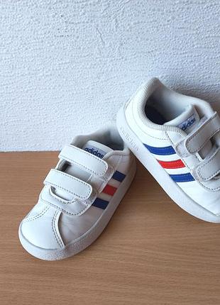 Класні кросівки adidas 23 р. устілка 14,4 см