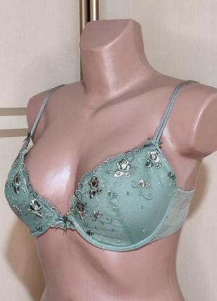Бюстгальтер с формованной поролоновой чашкой на косточках