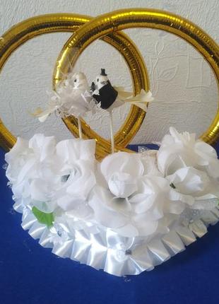 Кільця на весільне авто з білими квітами