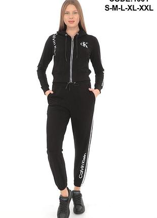 Спортивний жіночий костюм