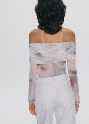 Кофта приталеного крою, виконана з сітчастого трикотажу.3 фото