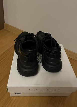 Нові кросівки