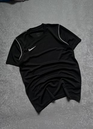 Спортивна футболка nike dri-fit