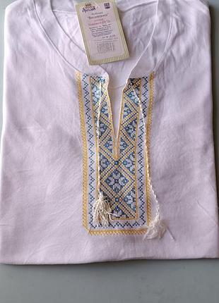 Имеет несколько вариантов и размеров футболок с вышивкой