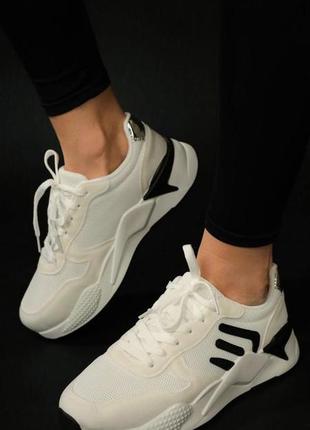 Кросівки жіночі