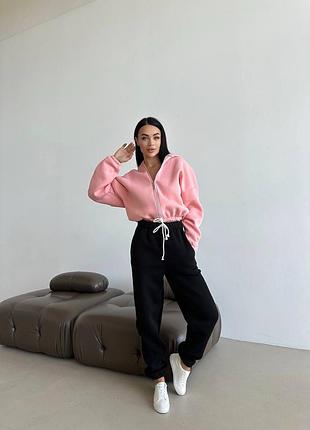 Костюм на флисе не кашлатится укороченное худи на молнии по низу резинка и шнурочек и брюки джоггеры