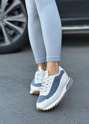 Кросівки жіночі