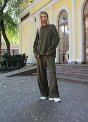 Ангревий костюм широкі штани та светр