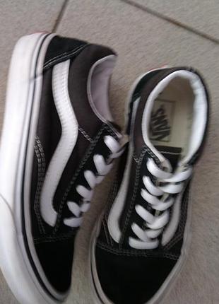 Кеды в идеальном состоянии без единого изъяна. стелька 19.5 на шнурках. на любой подъем