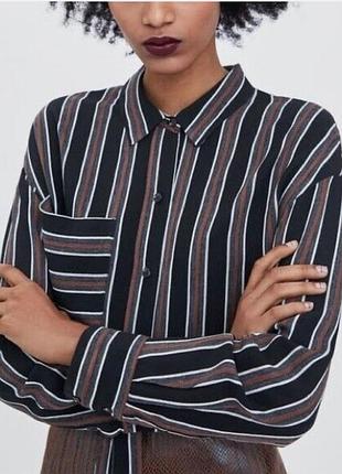 Сорочка укорочена в смужку з зав’язками.