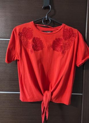 Червона футболка з вишивкою с м
