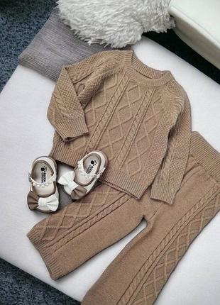 Вʼязаний костюм для дівчинки