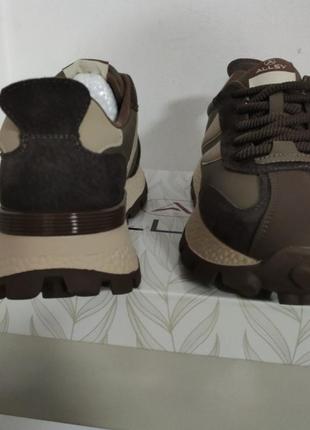 Кросівки жіночі.2 фото