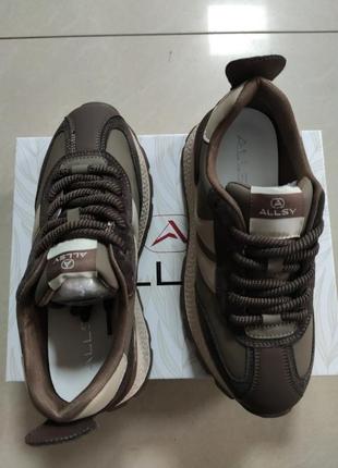 Кросівки жіночі.3 фото