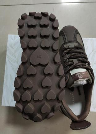 Кросівки жіночі.4 фото