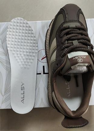 Кросівки жіночі.5 фото