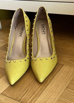Туфли лодочки dkny, желтые с заклепками, 41