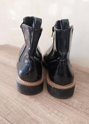 Чоботи лаковані